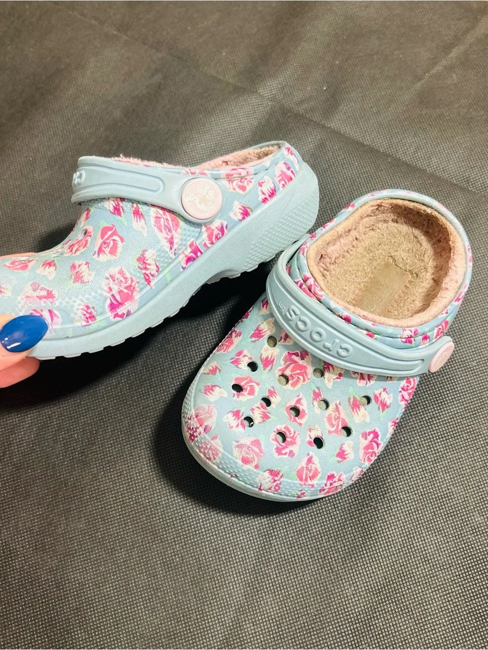 Girls Toddler Fuzzy Lined Blue Crocs With Pink Flowers Size 7c